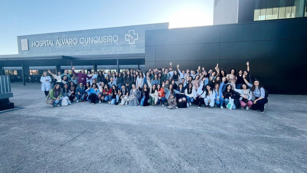 Los estudiantes se hicieron una foto de la promoción en el exterior del Álvaro Cunqueiro.
