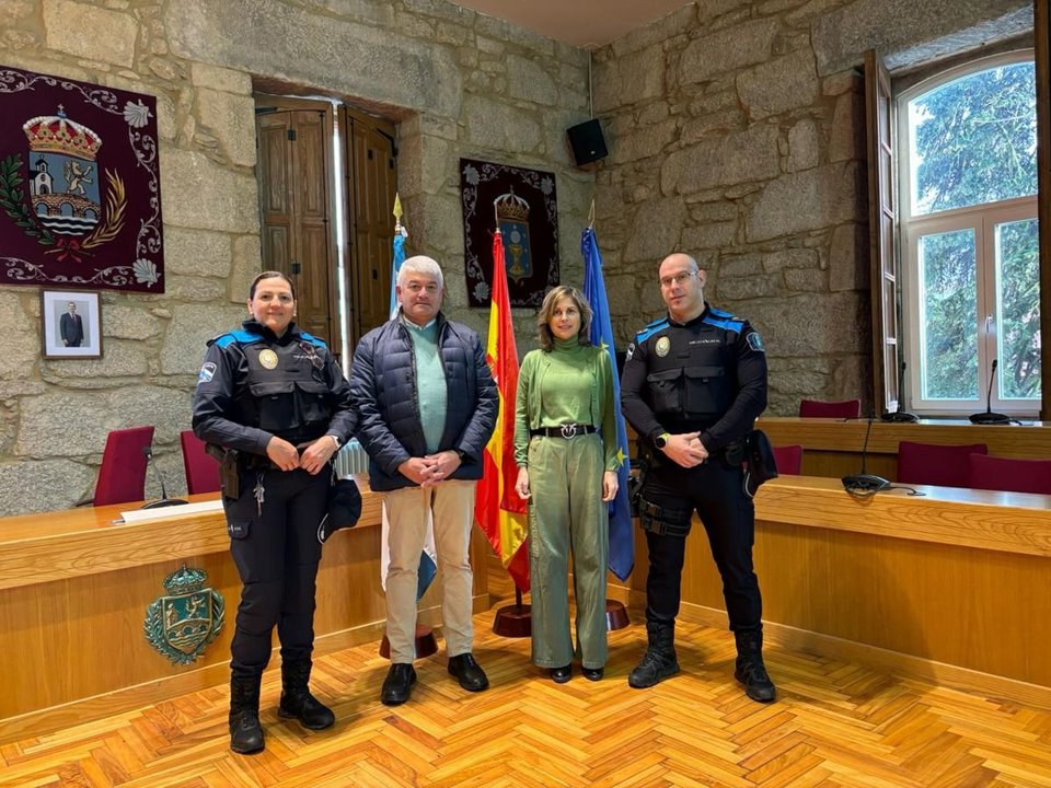 El nuevo oficial (D), con Nava Castro, González Carrera y la oficial Jefe de Policía