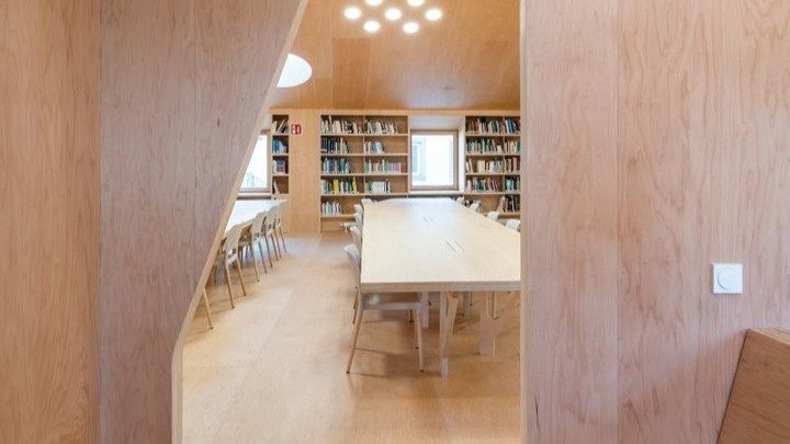 Imagen del interior de la biblioteca pública de Baiona.