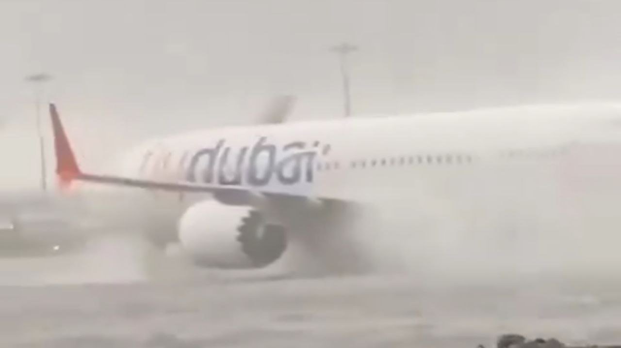 Un avión intenta moverse por la pista del aeropuerto de Dubái. // Europa Press