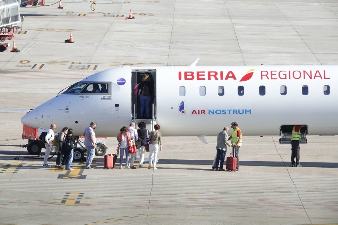 Un avión de Air Nostrum recoge pasajeros en un vuelo en época estival.