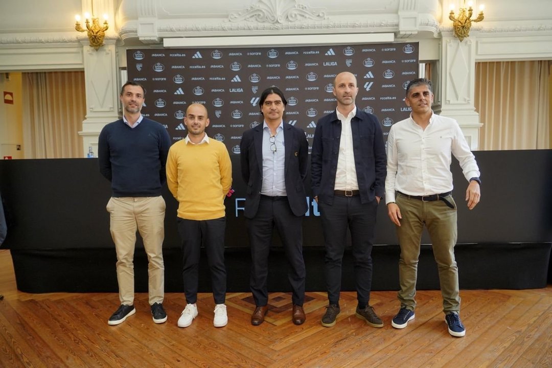 De izquierda a derecha, Míchel Martínez, Álex Andújar, Marco Garcés, Álex Otero y Edu Covelo, ayer, en la sede.