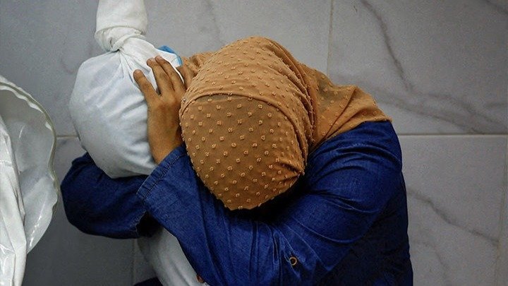 'Una mujer palestina abraza el cuerpo de su sobrina', del fotoperiodista de Reuters Mohammed Salem, se ha alzado con el premio World Press Photo del año 2024. // EP