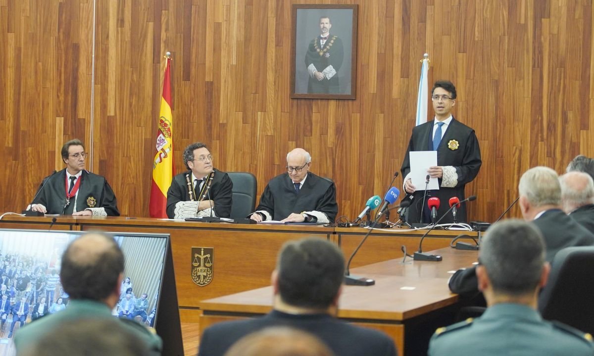 El fiscal general del Estado, García Ortiz, en el centro, durante la toma de posesión del nuevo jefe del área, Óscar Vallejo, celebrada ayer en Vigo.