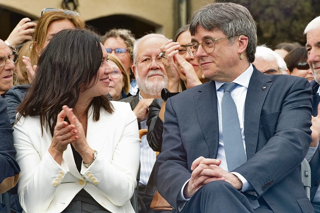 Carles Puigdemont, y su mujer, Marcela Topor, en un acto electoral de Junts+.