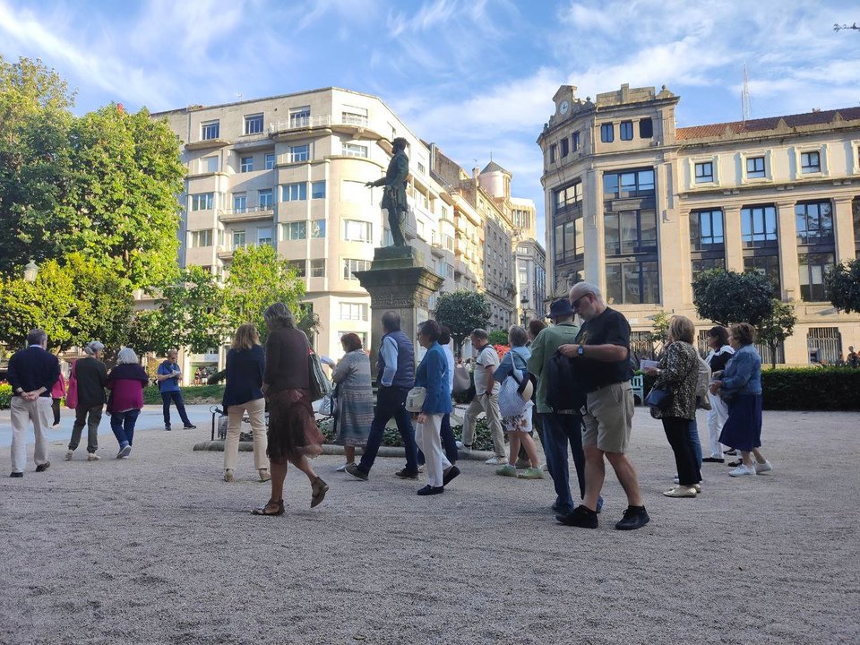Turistas en la Alameda de Vigo.