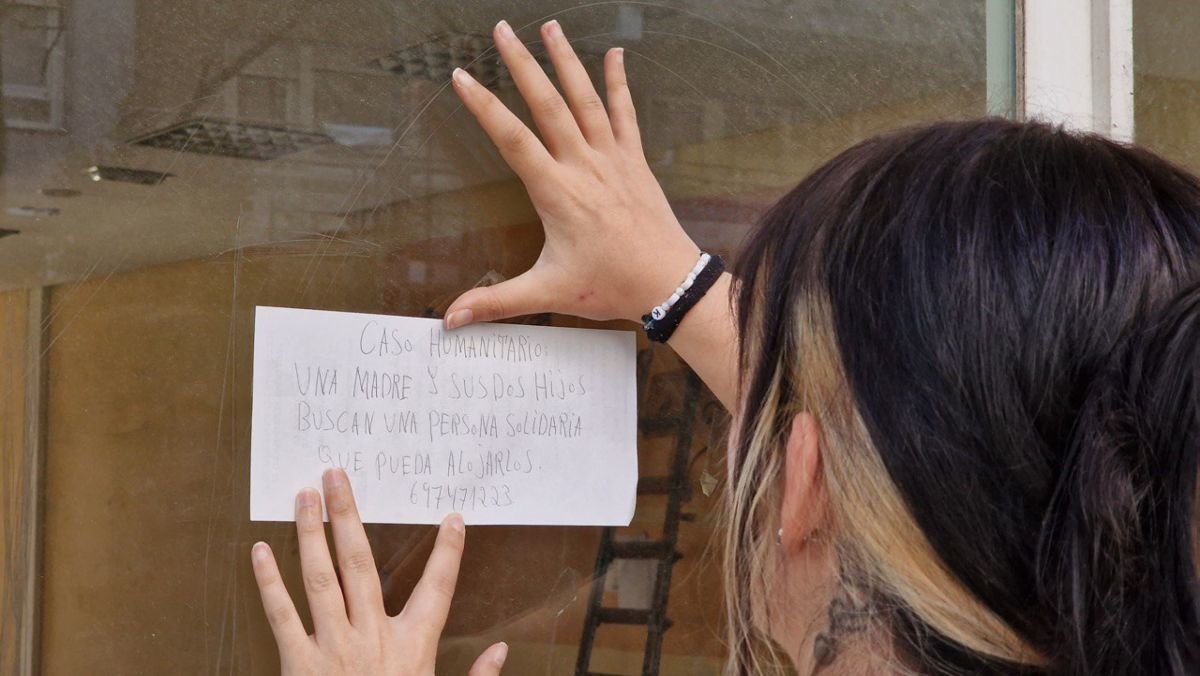 Una mujer lee el cartel que el casero colocó por varios puntos de la ciudad de Vigo.