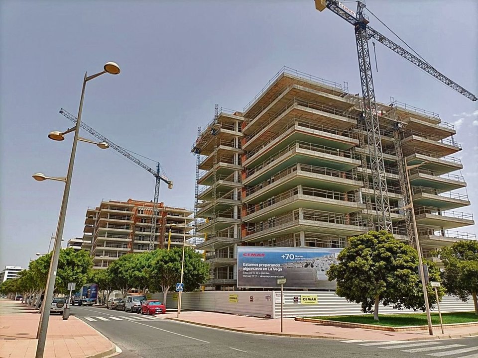 Bloques de viviendas en construcción en una calle de Alicante.