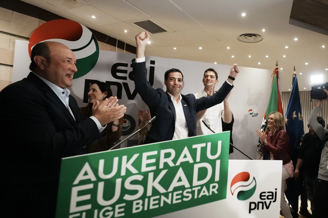 El presidente del PNV, Andoni Ortuzar (i) y el candidato del PNV a lehendakari, Imanol Pradales (d), tras finalizar la jornada electoral de elecciones autonómicas del País Vasco. // EP
