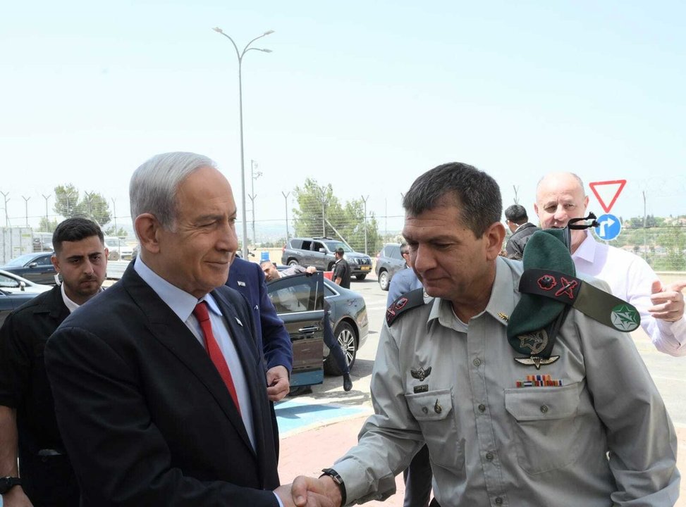 Benjamin Netanyahu (I) se da la mano con Haliva. // EP
