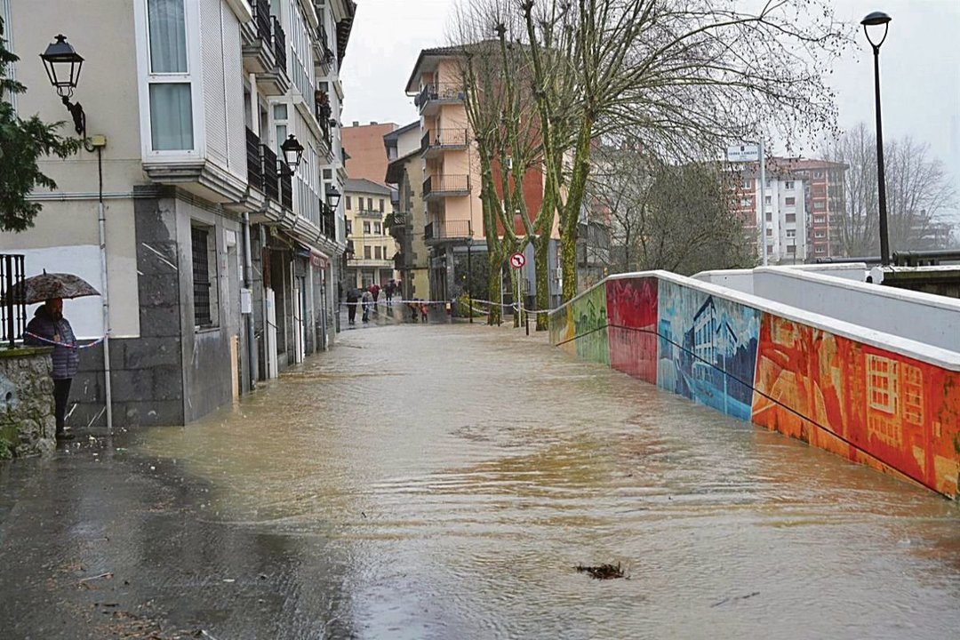 Calles de Andoain afectadas por el desbordamiento del río Oria,en febrero en San Sebastián.
