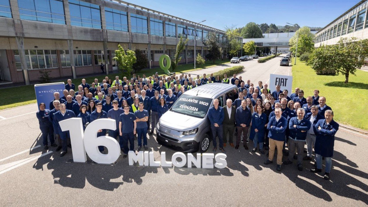 Trabajadores de Stellantis Vigo junto con el vehículo de los 16 millones.