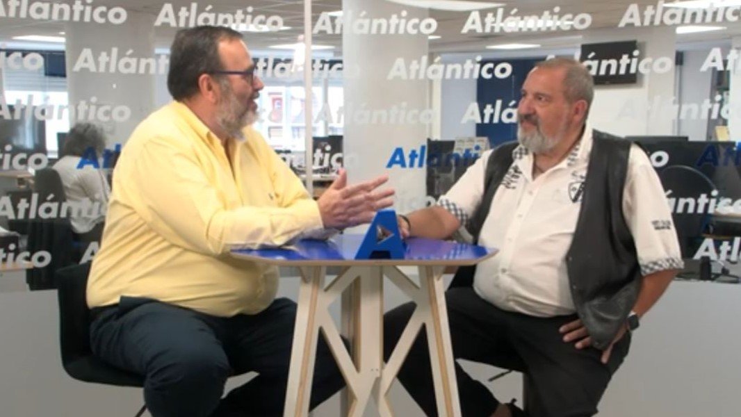 Francisco J. Gil y el Lampreirón el set de Atlántico TV.