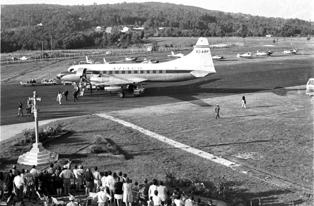 Un avión de Aviaco desembarcando pasajeros en Peinador después de un vuelo entre Madrid y Vigo, pocos meses después de la apertura.