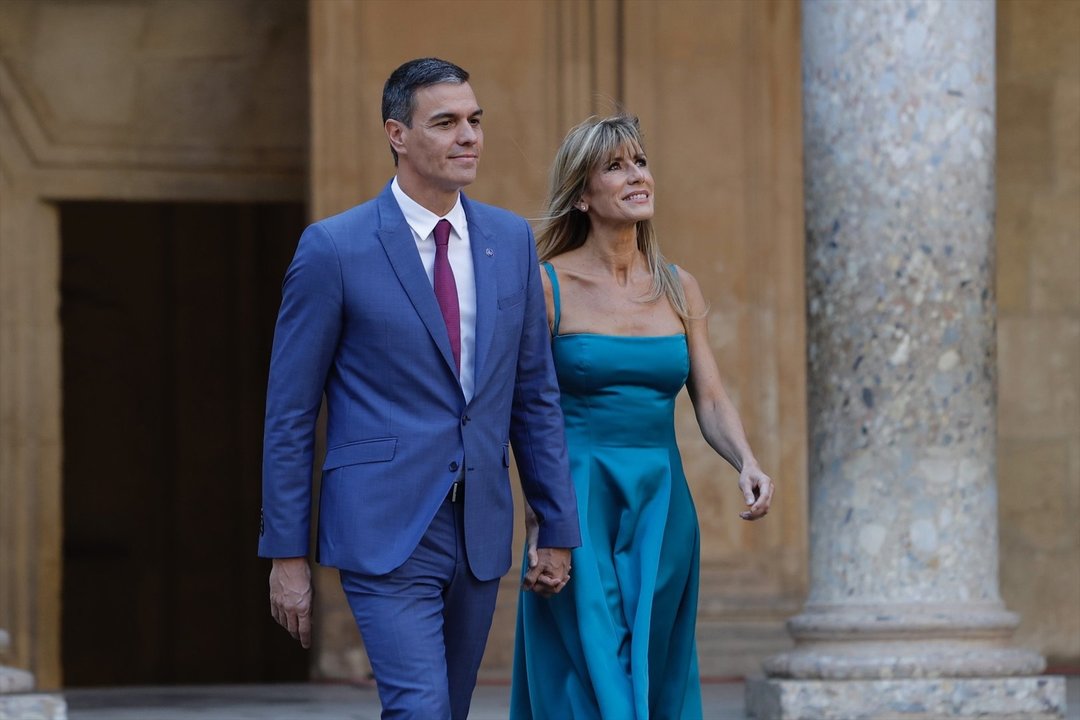 El presidente del Gobierno Pedro Sánchez, junto a su mujer, Begoña Gómez. // EP