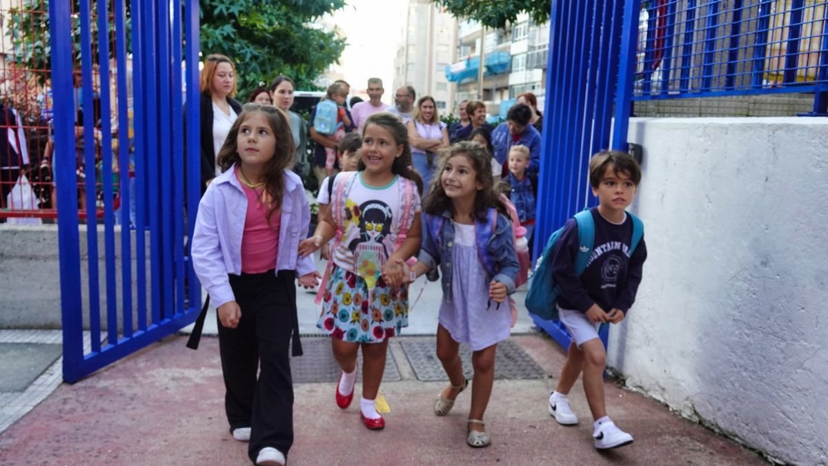 Imagen de archivo de alumnos entrando en un colegio de Vigo el primer día de clase.
