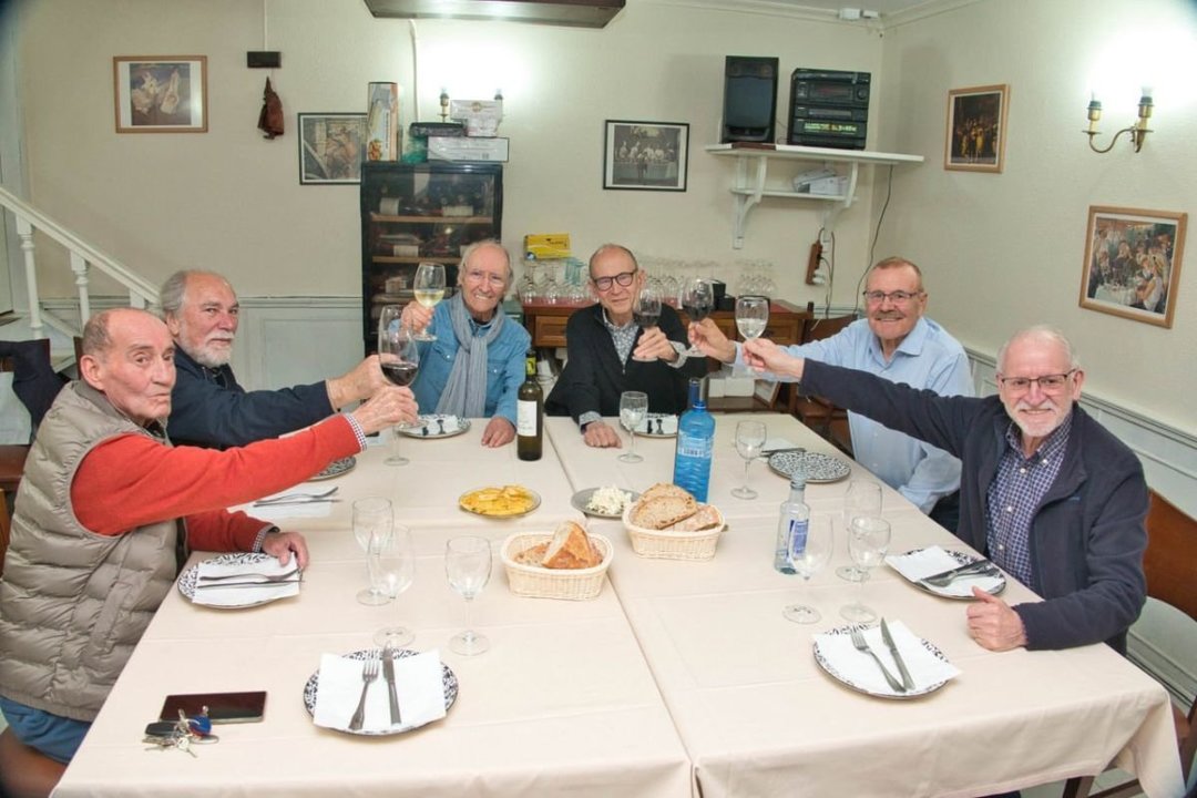 Castedo, Santomé, Núñez, Fraga, Alonso y Piñeiro, ayer en la comida del grupo de 1979.