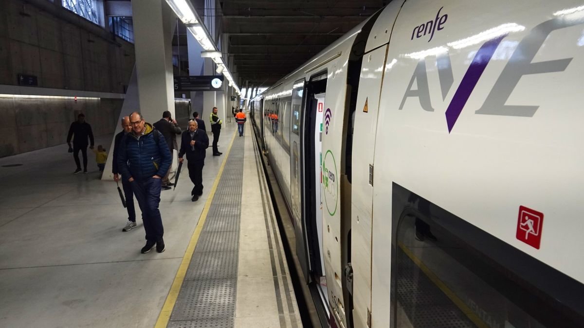 Realizó el trayecto desde Madrid en 4 horas y 10 minutos, tres cuartos de hora más lento de lo previsto, pero los usuarios destacaron su estabilidad y la mejora del servicio.