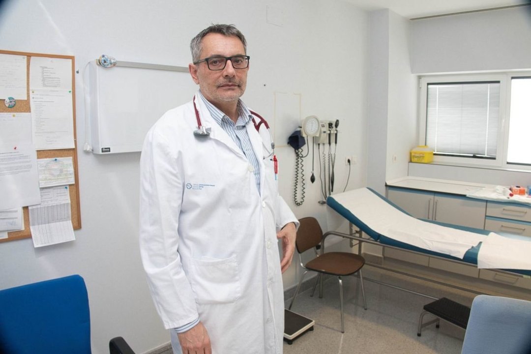 El médico internista Avelino Rodríguez, en su consulta del Hospital do Meixoeiro.