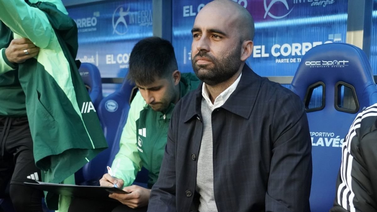 El entrenador del Celta, Claudio Giráldez, en el banquillo de su equipo en el campo de Mendizorrotza.