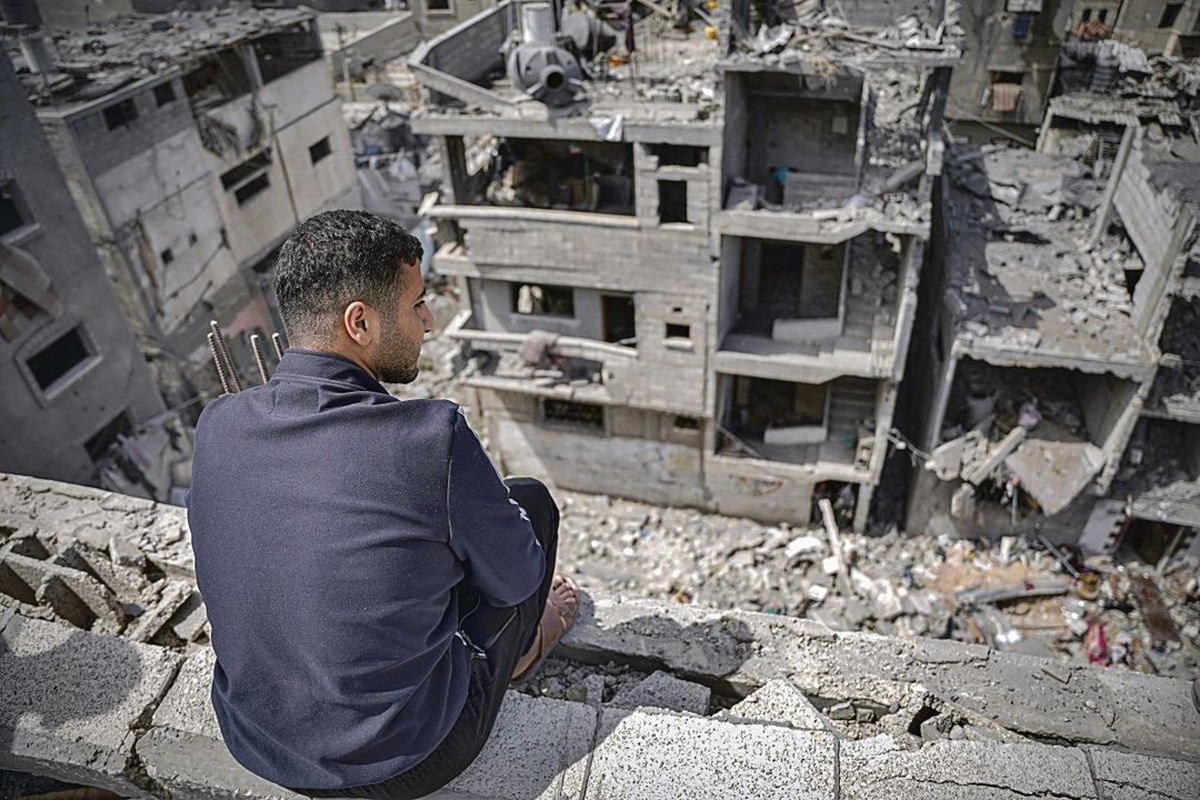 Un palestino contempla las ruinas de Gaza desde lo alto de un edificio.