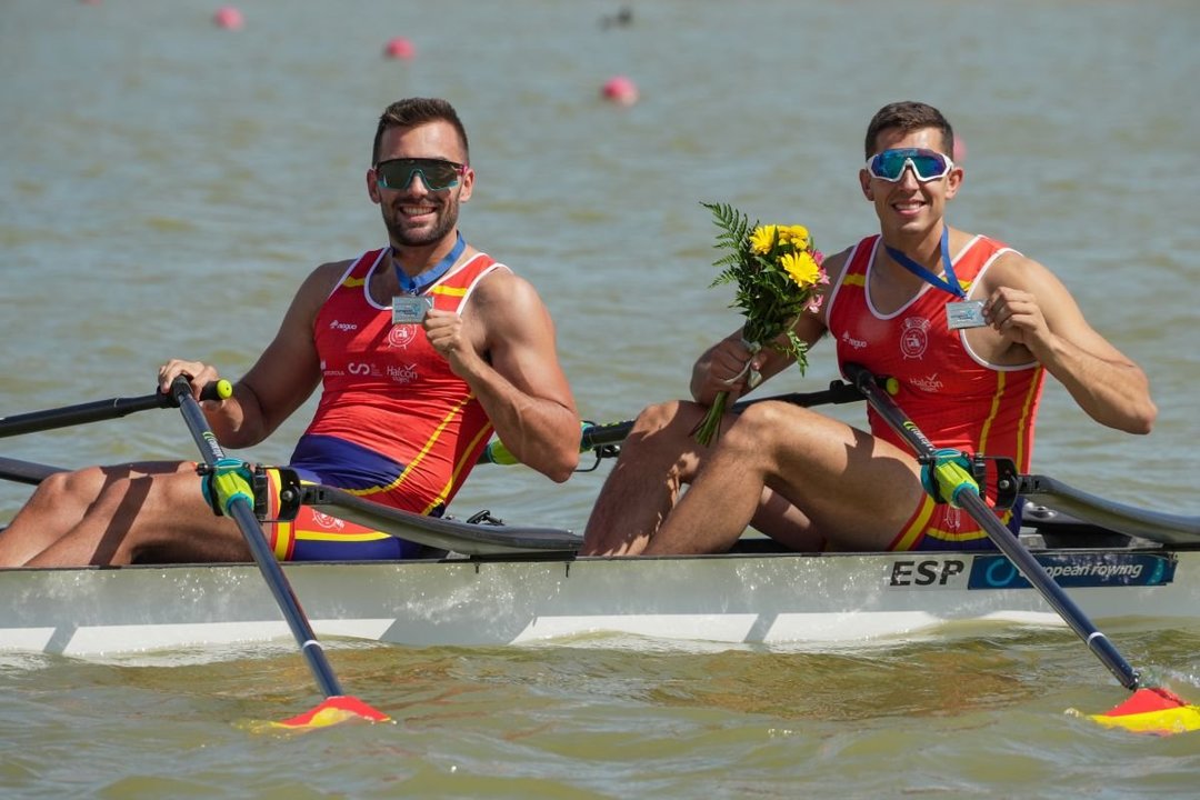 El moañés Rodrigo Conde y el catalán Aleix García posan con sus medallas sobre el doble scull ayer en Szeged.