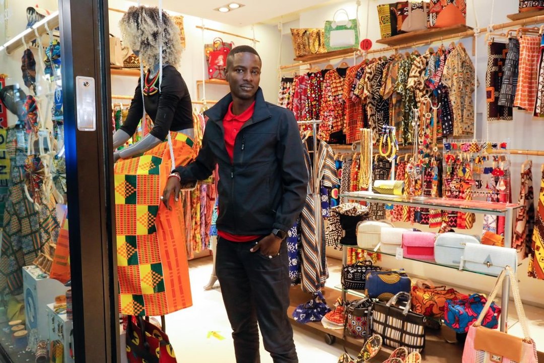 Cheikh Seck en su tienda del centro comercial A Laxe, donde vende productos artesanales y exclusivos.