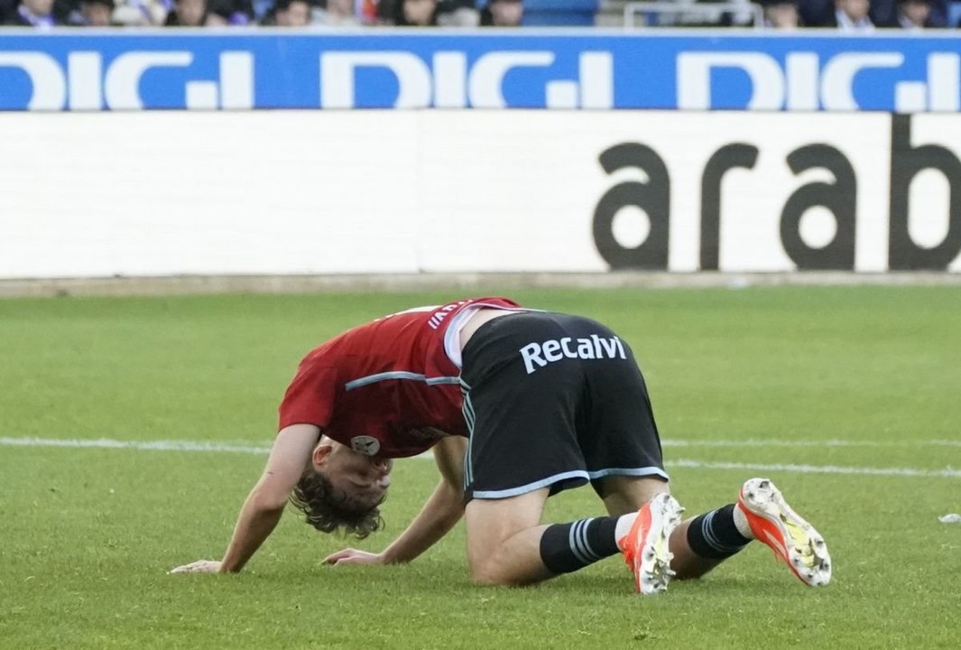 Williot Swedberg trata de levantarse del césped durante el partido del pasado sábado.
