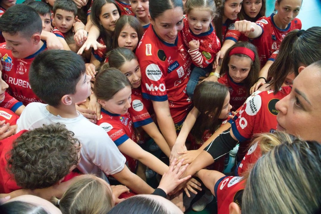 Alicia Campo, rodeada de niños de la base del Porriño, sonríe antes de lanzar un grito de guerra colectivo para celebrar el pase a semifinales.