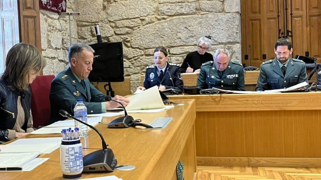 La Junta de Seguridad Local que ayer se celebró  en el salon de plenos del Concello de Ponteareas.