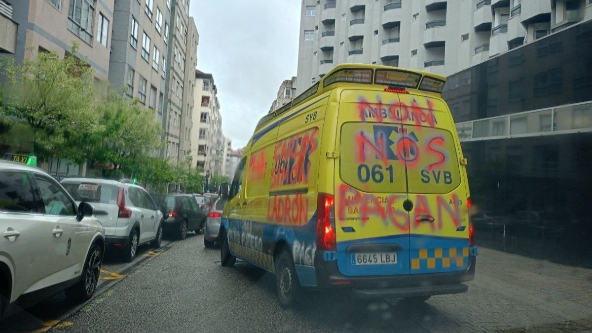 Ambulancias de la concesionaria, ayer, prestando servicio con las pintadas de protesta.