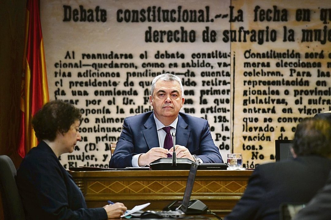 El secretario de organización del PSOE, Santos Cerdán, comparece en la Comisión de Investigación.