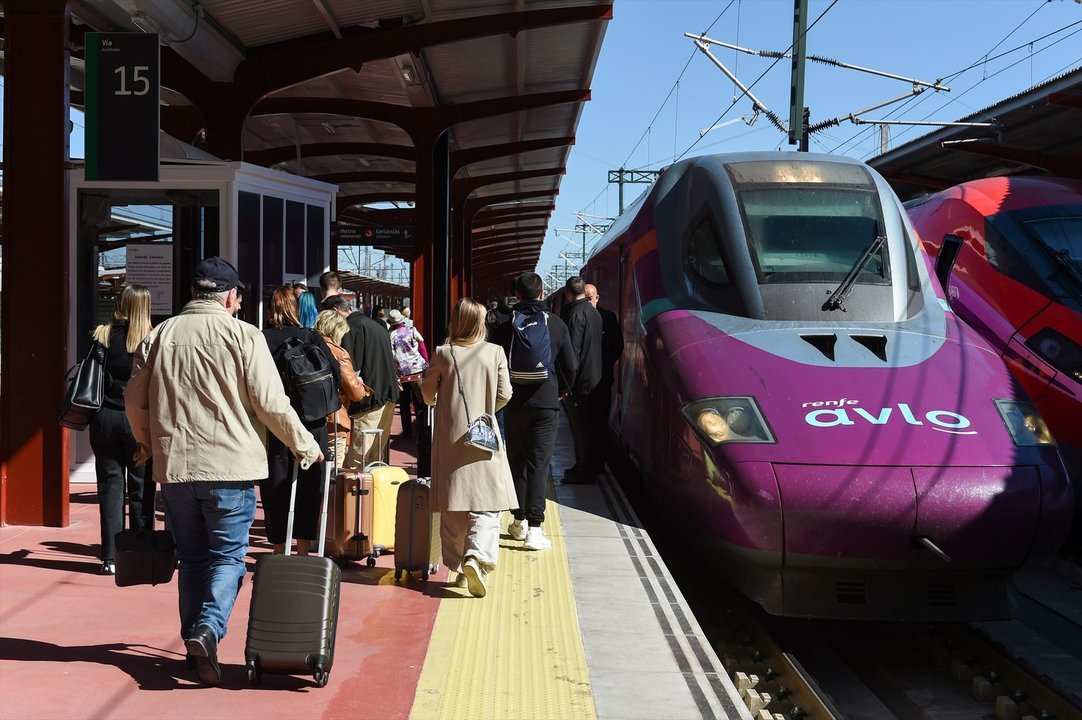 Un grupo de personas hace cola para subir a un tren Avlo. // Europa Press
