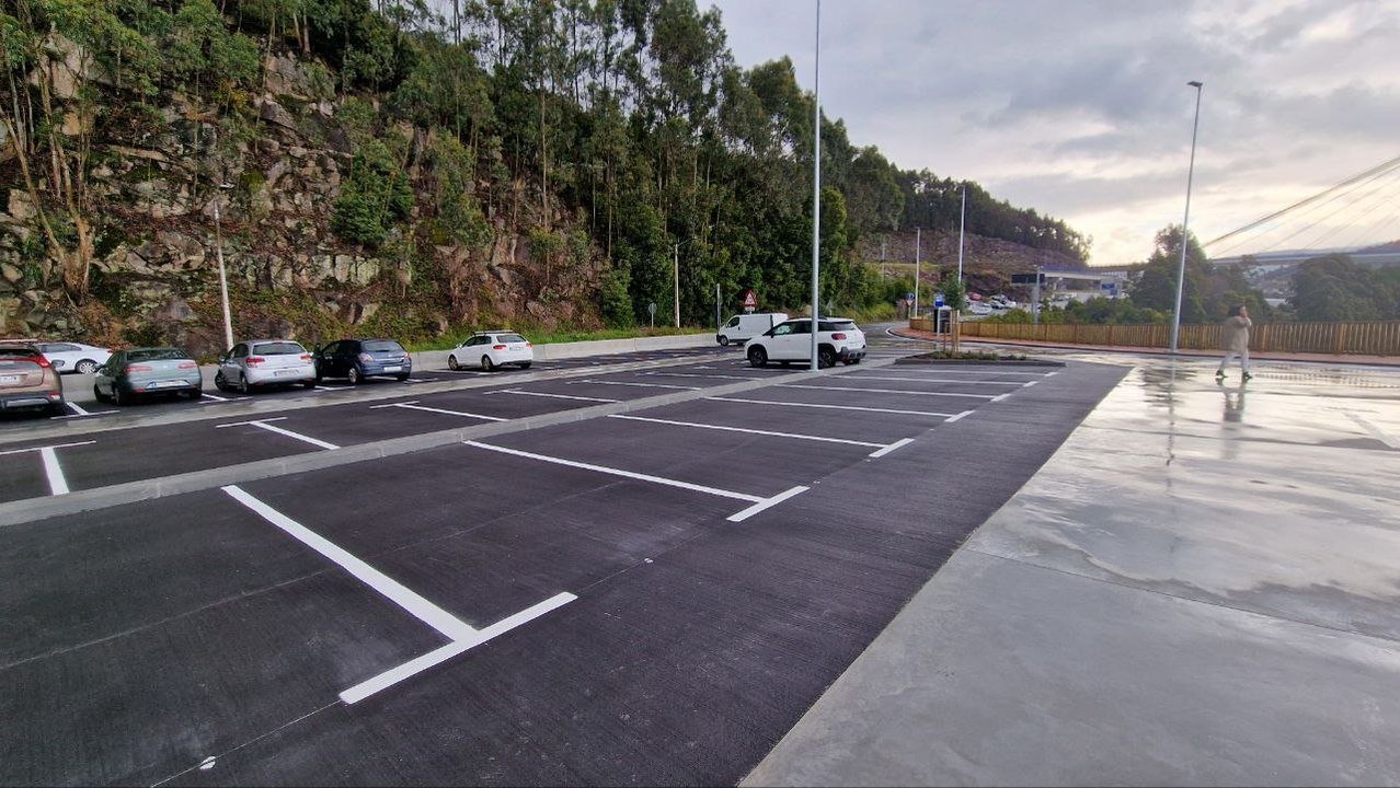 El nuevo aparcamiento disuasorio habilitado en Domaio. // J.V. Landín