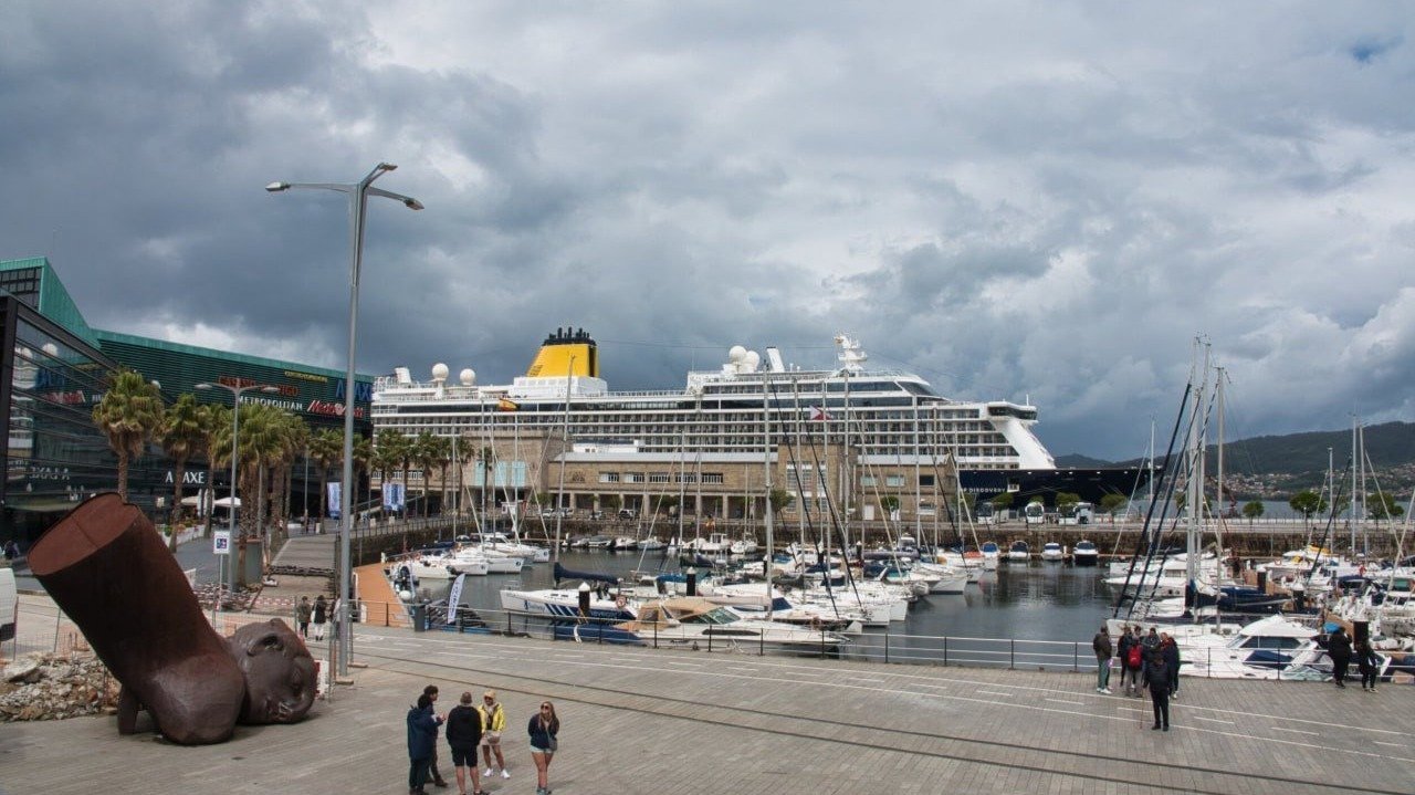 El crucero 'Spirit of Discovery', en el puerto de Vigo. // Vicente Alonso