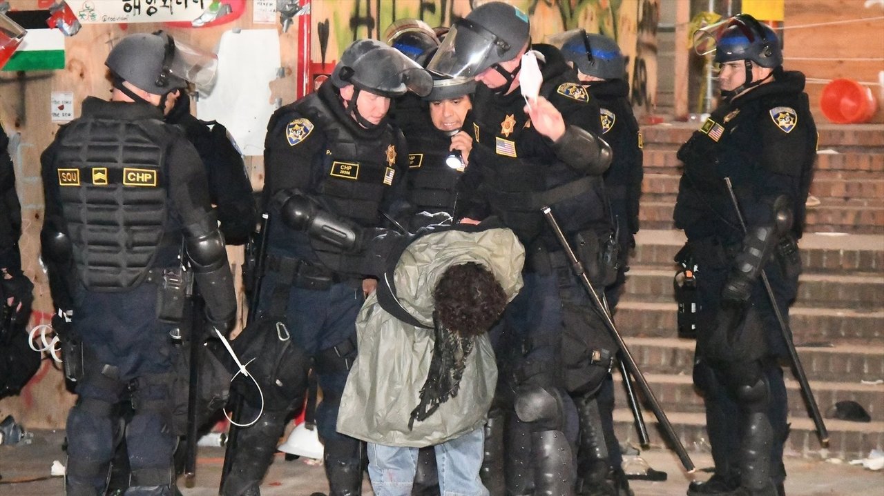 La Policía detiene a un estudiante.
