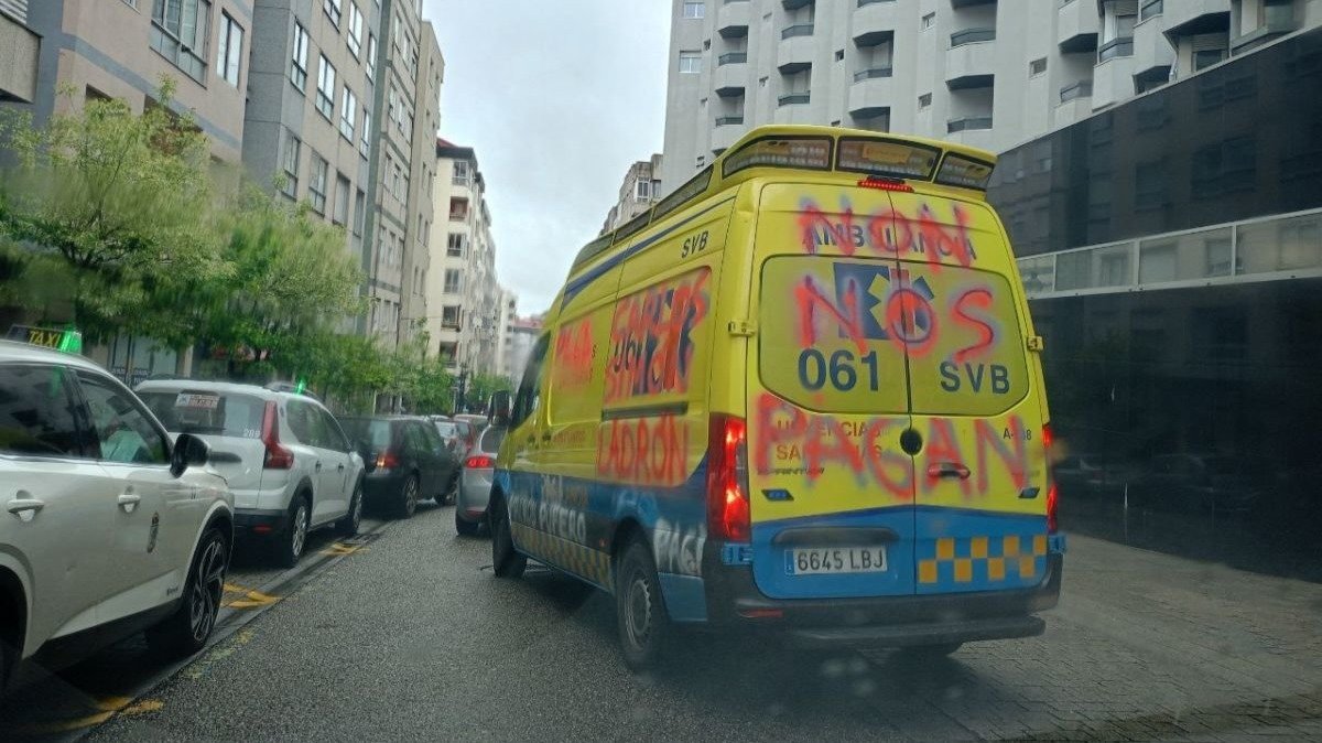 Una ambulancia pintada circula por Moaña durante un servicio.