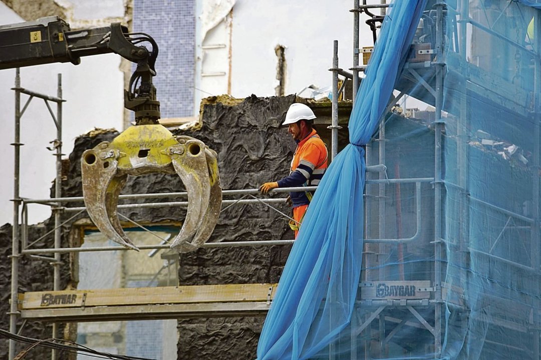 Un obrero de la construcción, durante sus labores en un edificio en Vigo.