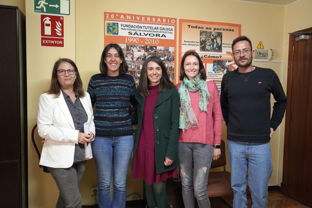 Beatriz Díaz, Sara Rodríguez, Marta Rivero, Noelia Vega y Manuel Penela, en la sede de la Fundación Sálvora.