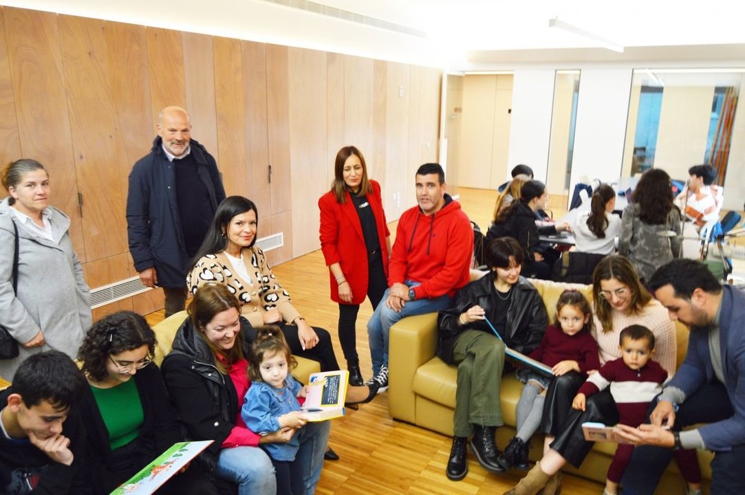 Nidia Arévalo con familias mosenses presentando el plan pionero ‘SoMos Conciliación 2024’.