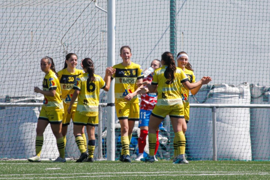 Las jugadoras de la Unión Deportiva Mos celebran un gol en su campo de As Baloutas.