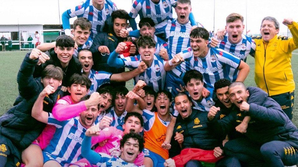 Jugadores y técnicos del Deportivo juvenil celebran el campeonato conseguido ayer en Nigrán.