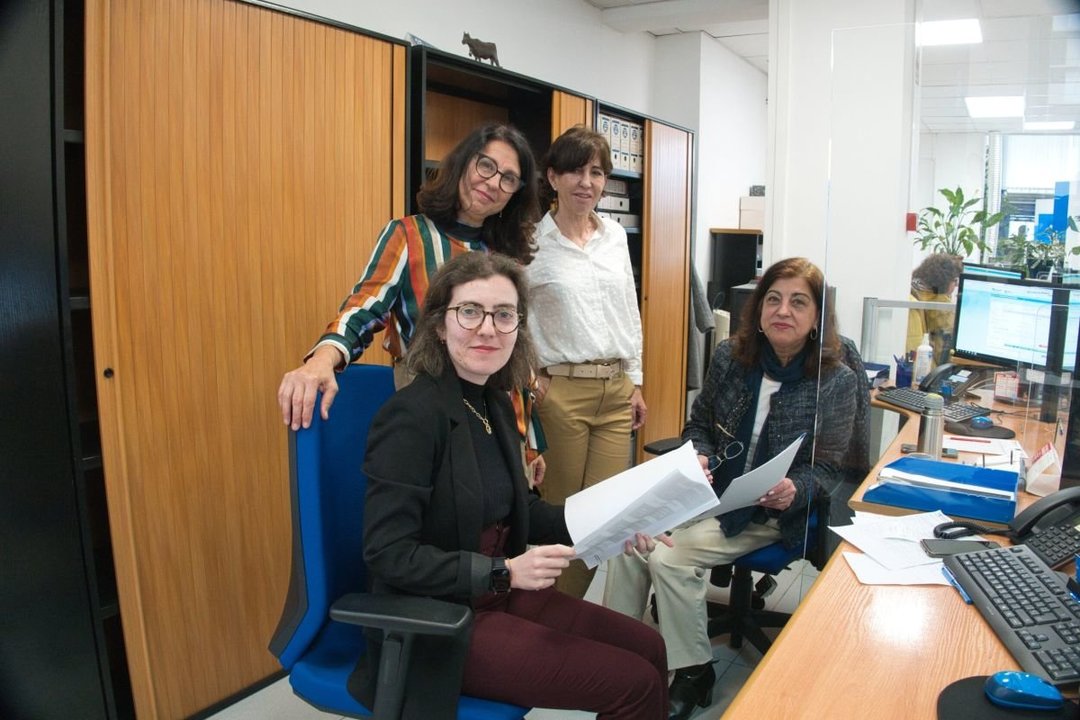 La directora y orientadoras laborales en una de las cuatro oficinas públicas de empleo en Vigo.