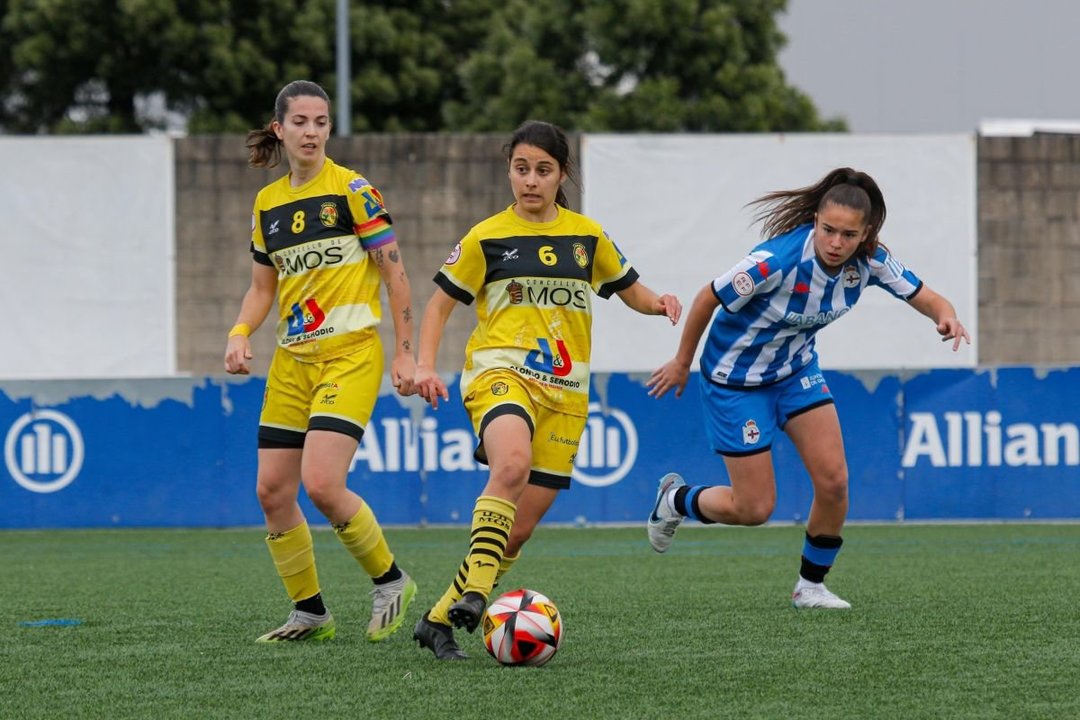María Almeida, de la UD Mos, con el balón en el partido jugado en As Baloutas ante el filial del Deportivo.
