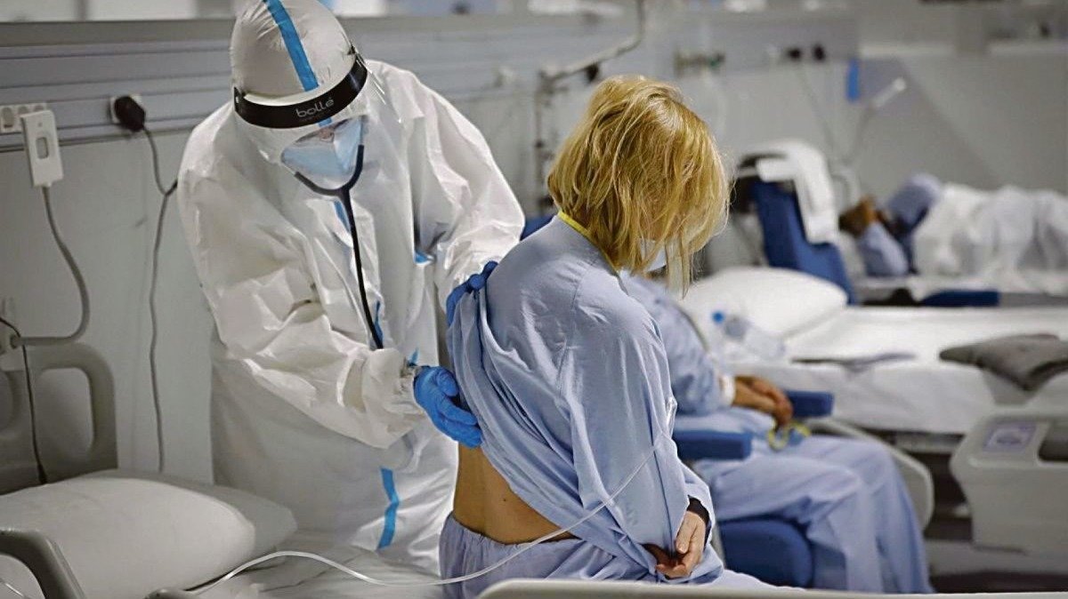 Un médico atiende a una enferma de covid durante la pandemia.