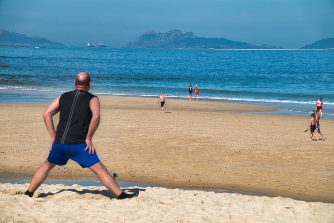 Un hombre hace ejercicio en la playa de Samil, frente a las Cíes. // Vicente Alonso