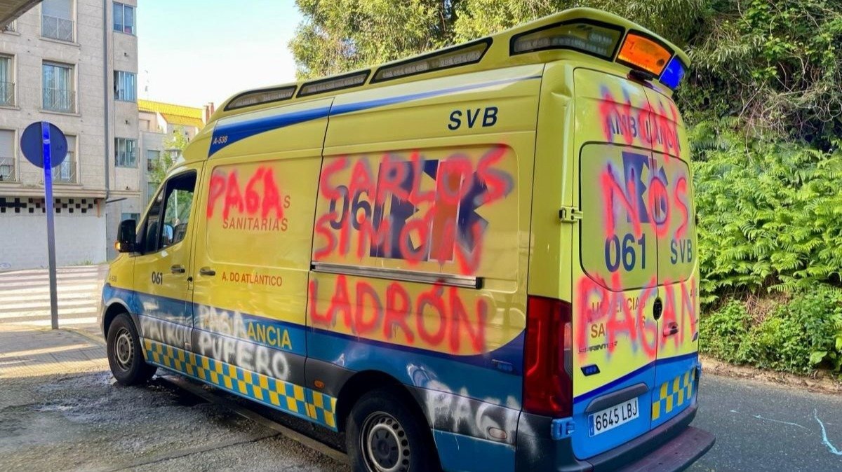 Una de las ambulancias del servicio en el área de Vigo apareció con pintadas de protesta.