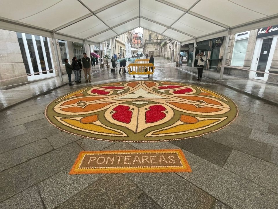 El Rosetón de la Catedral hecho con flores lució este domingo en Ourense en la  Festa dos Maios.