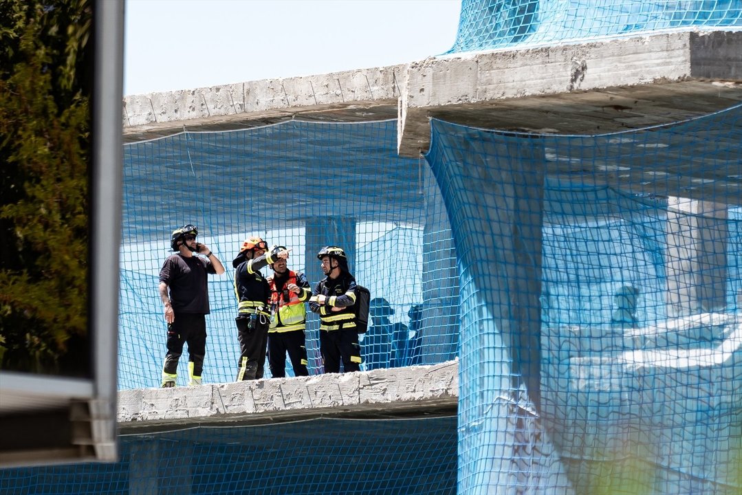 Bomberos trabajando en el edificio de Madrid donde se ha derrumbado el forjado. // Europa Press