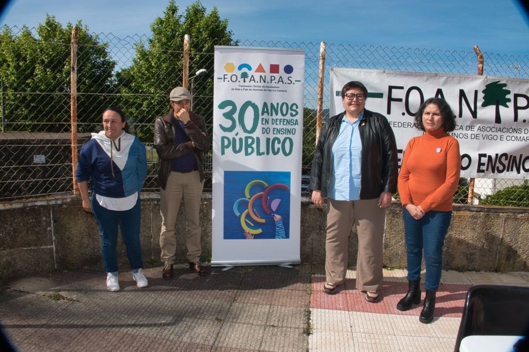 La presidenta de Foanpas, Iria Salvande, y representantes de las Anpas del Sobreira, Vilalaura y Paraixal.
